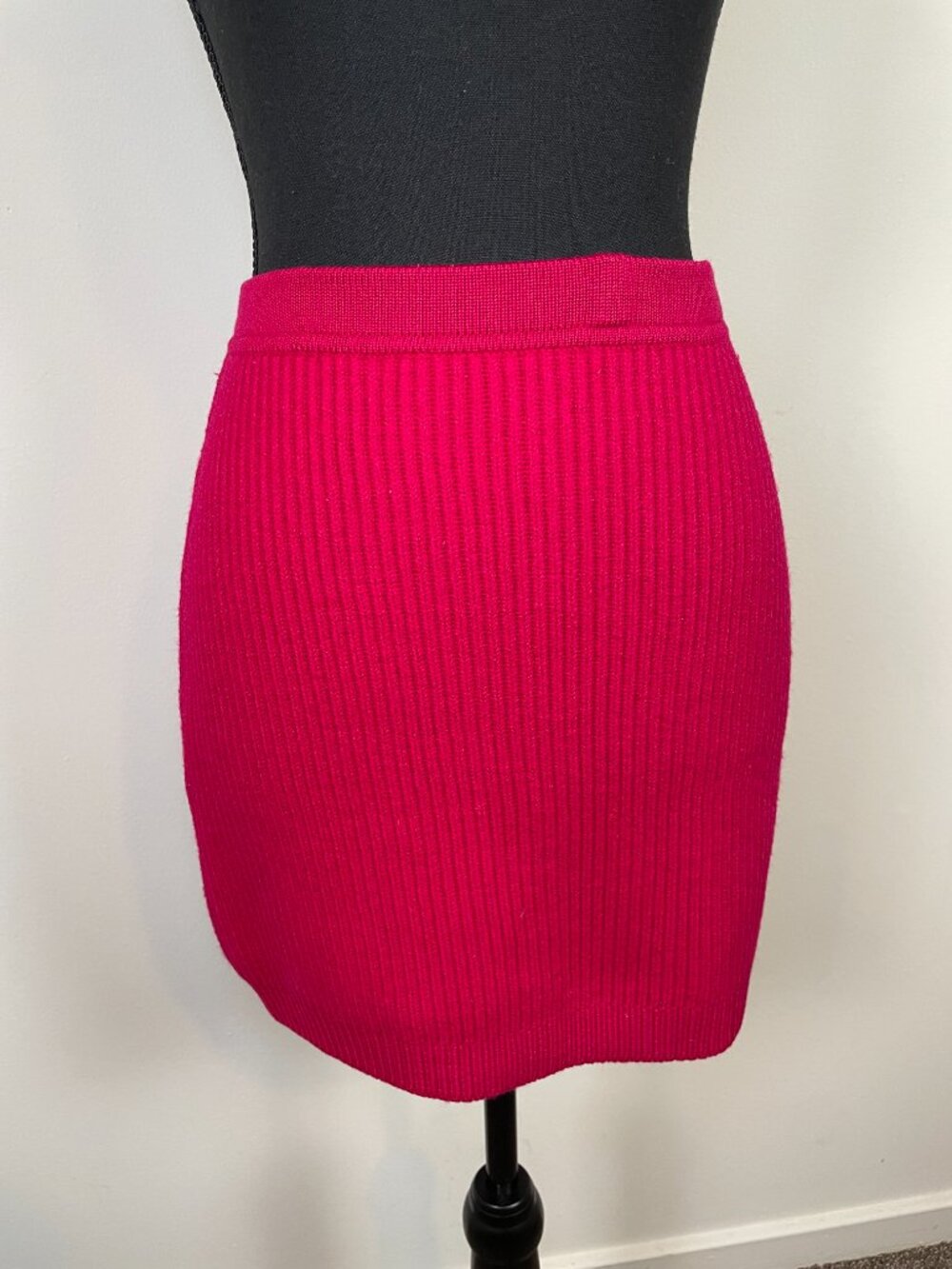 DKNY Vintage fuchsia pink ribbed knit mini skirt, 100% Wool, Made in Hong Kong